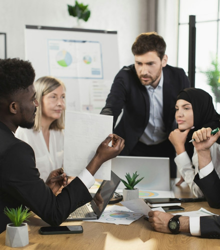Khó khăn khi tự mở tài khoản ngân hàng nước ngoài